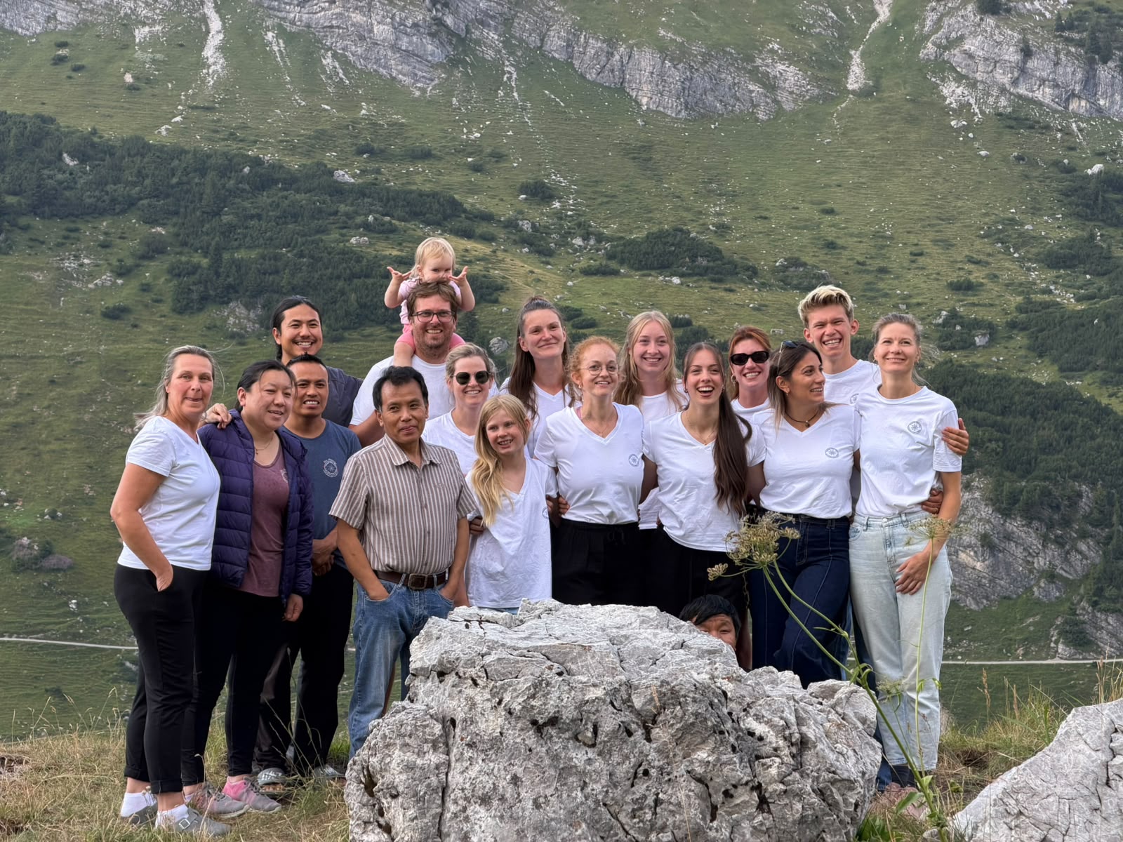 Das Team der Freiburger Hütte vor der Roten Wand